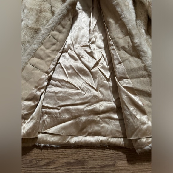 Mincara styled by Russel Taylor Coat - Picture 5 of 9